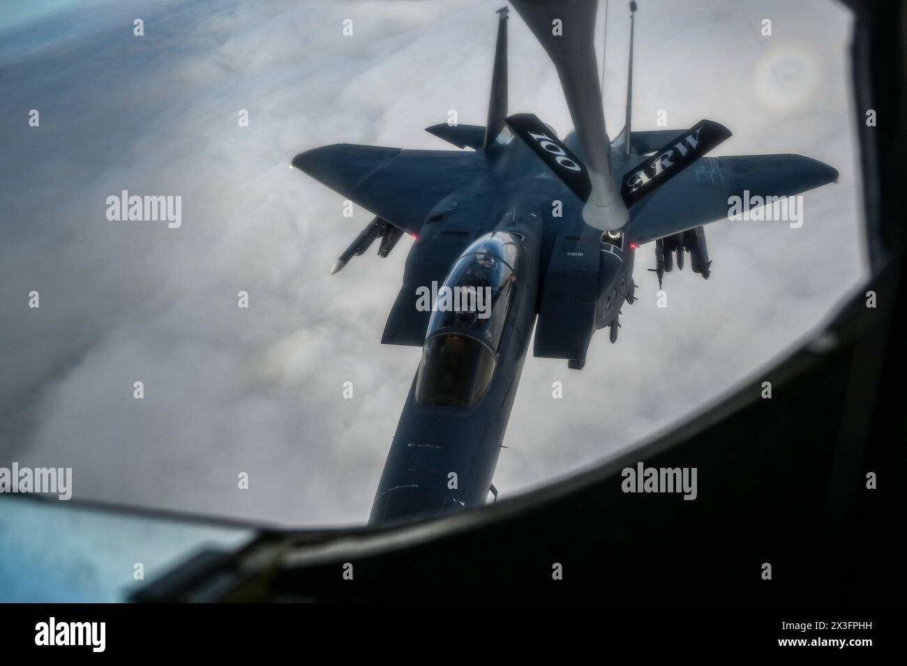 Suffolk, Regno Unito. 4 aprile 2024. Un caccia F-15E Strike Eagle della U.S. Air Force assegnato al 48th Fighter Wing, viene rifornito da un KC-135 Stratotanker, 4 aprile 2024, sopra l'Inghilterra, Regno Unito. Credito: SRA Viviam Chiu/U.S. Air Force/Alamy Live News Foto Stock