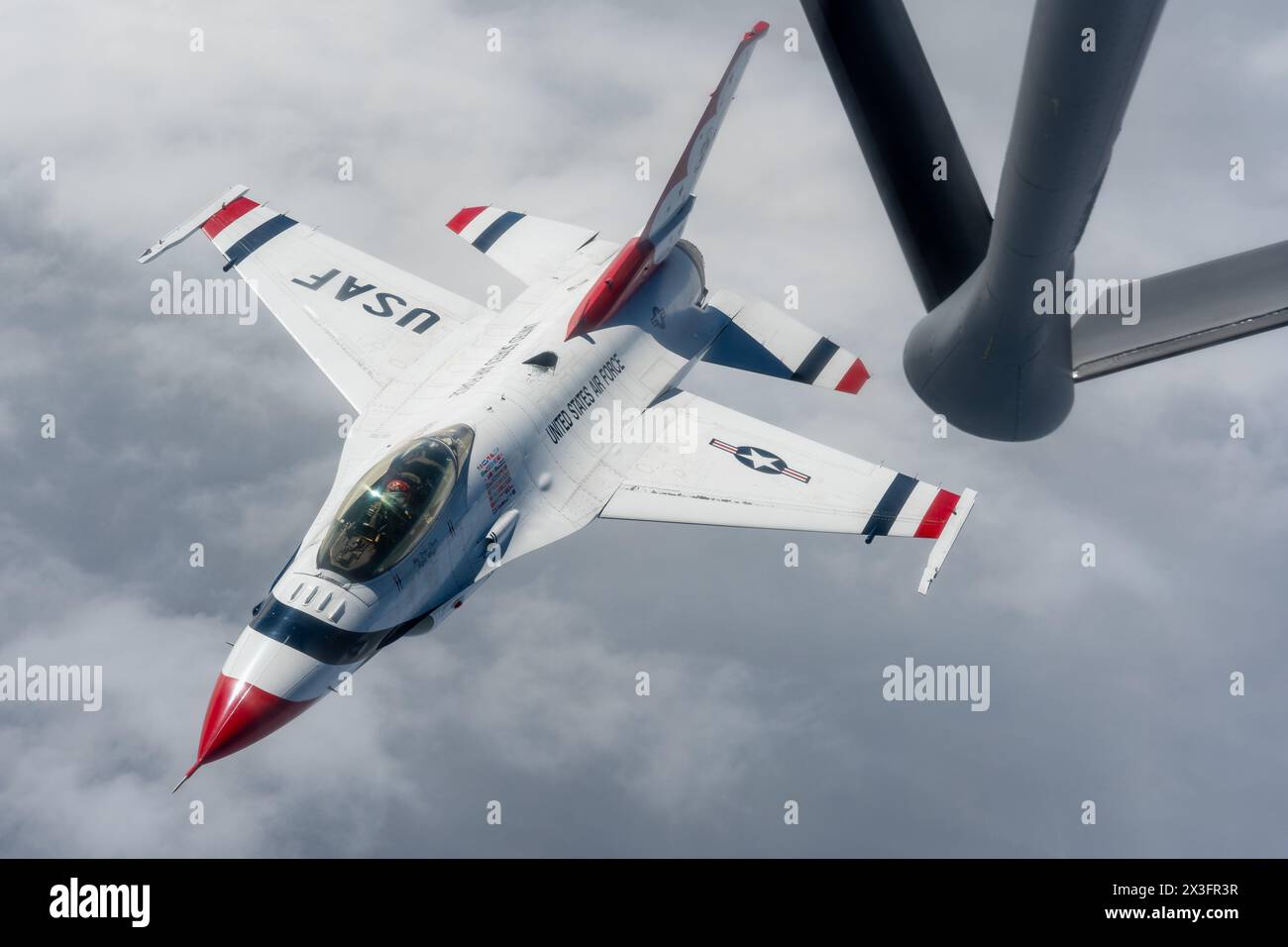 Il maggiore Tyler Clark, pilota dello United States Air Force Air Demonstration Squadron "Thunderbirds", vola accanto a un KC-135 Stratotanker sul Mississippi, marzo Foto Stock