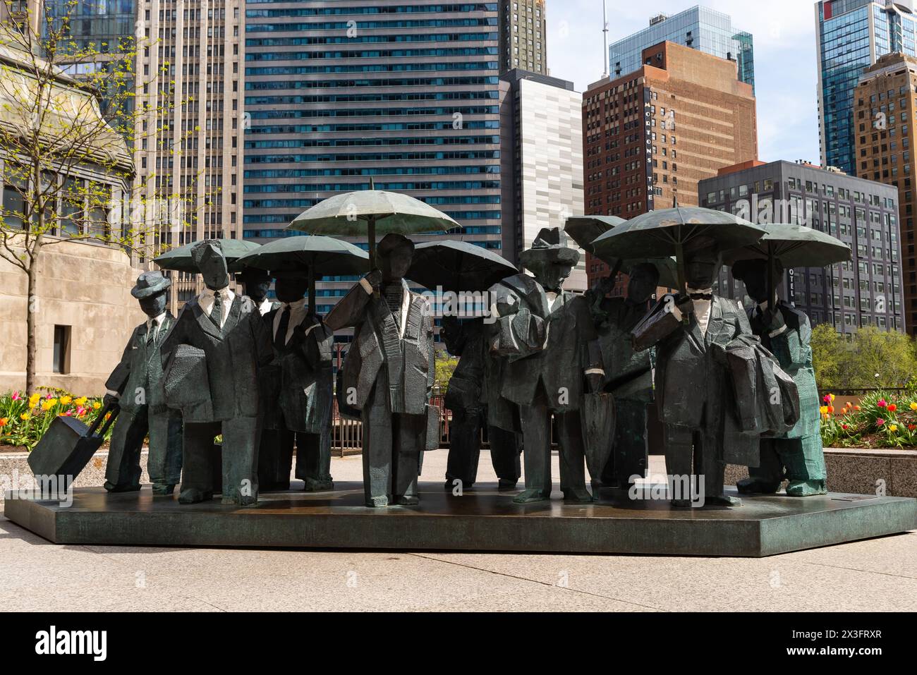 Chicago, Illinois - Stati Uniti - 22 aprile 2024: Le statue dei gentiluomini dell'artista Ju Ming, installate nel 2015, in una splendida giornata primaverile a Chicago Foto Stock