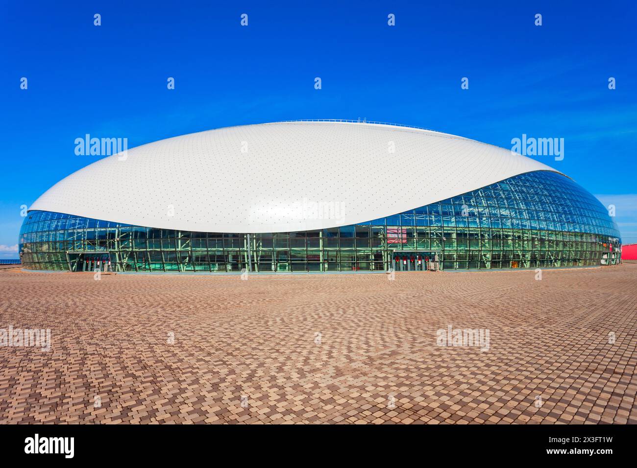Sochi, Russia - 04 ottobre 2020: Bolshoy Ice Dome al Sochi Olympic Park, che è stato costruito per i Giochi Olimpici invernali del 2014. Foto Stock
