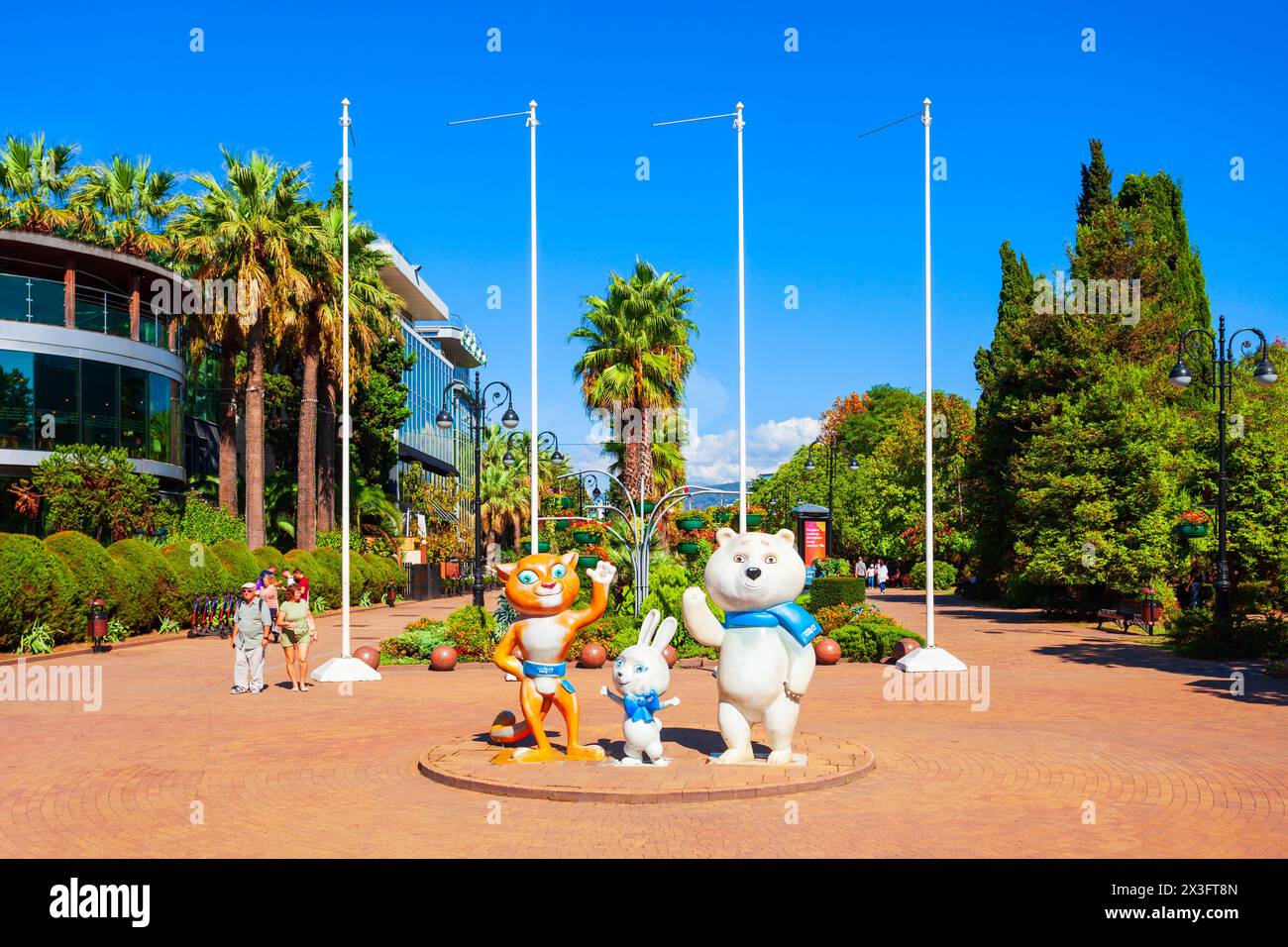 Sochi, Russia - 04 ottobre 2020: Sculture di leopardo, lepre e orsi polari sono le mascotte per i Giochi Olimpici invernali 2014 nella località di Sochi a Ru Foto Stock