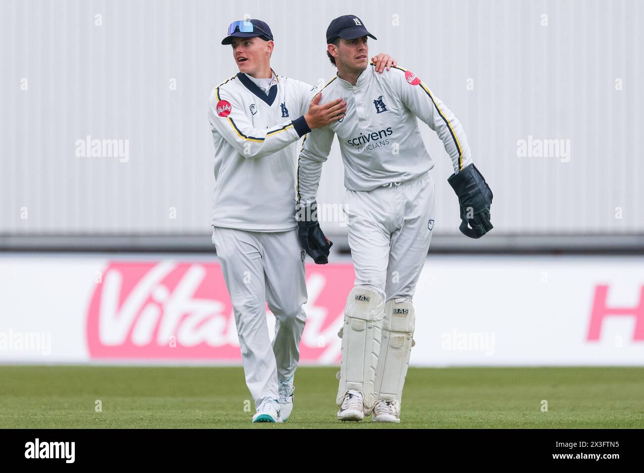 Nella foto Michael Burgess del Warwickshire si è congratulato per il suo impegno a licenziare Joe Clarke di Notts CCC dal bowling di Will Rhodes Foto Stock