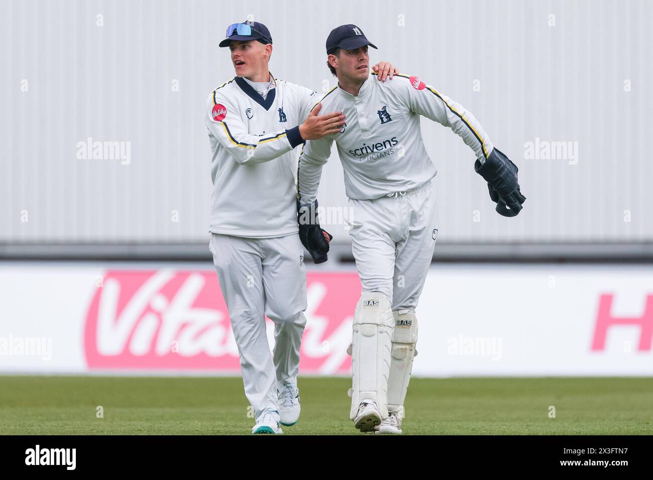 Nella foto Michael Burgess del Warwickshire si è congratulato per il suo impegno a licenziare Joe Clarke di Notts CCC dal bowling di Will Rhodes Foto Stock