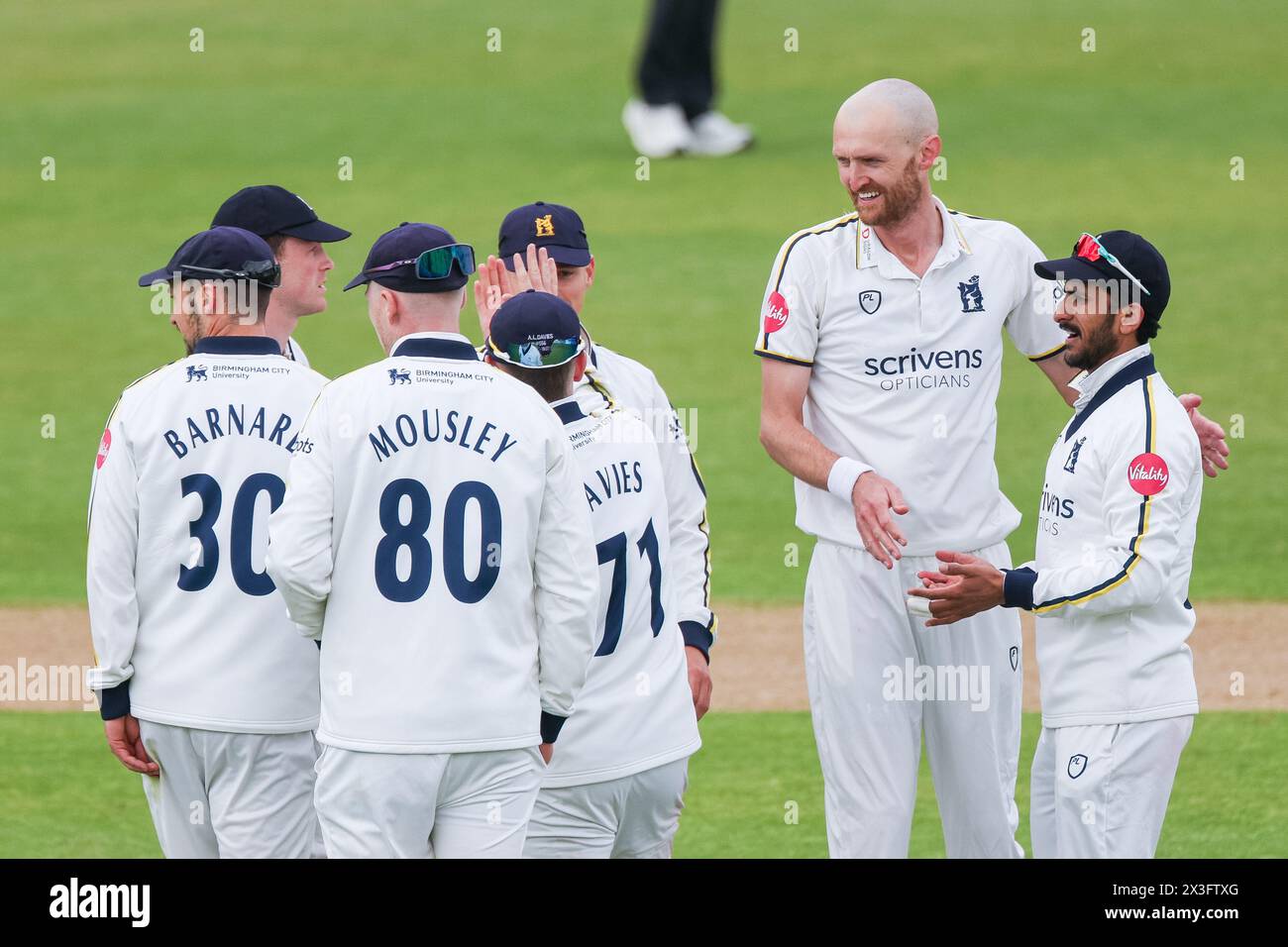 Nella foto, il Warwickshire celebra il wicket di Haseeb Hameed of Notts CCC, scattato a Birmingham, Regno Unito il 26 aprile 2024, per vendite editoriali pu Foto Stock