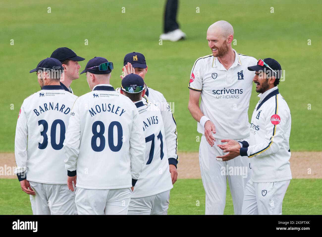 Nella foto, il Warwickshire celebra il wicket di Haseeb Hameed of Notts CCC, scattato a Birmingham, Regno Unito il 26 aprile 2024, per vendite editoriali pu Foto Stock