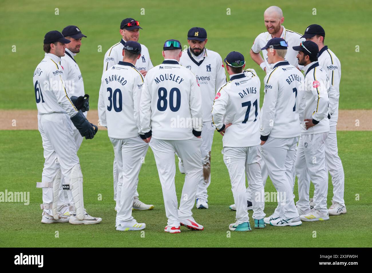 Nella foto, il Warwickshire celebra il wicket di Haseeb Hameed of Notts CCC, scattato a Birmingham, Regno Unito il 26 aprile 2024, per vendite editoriali pu Foto Stock