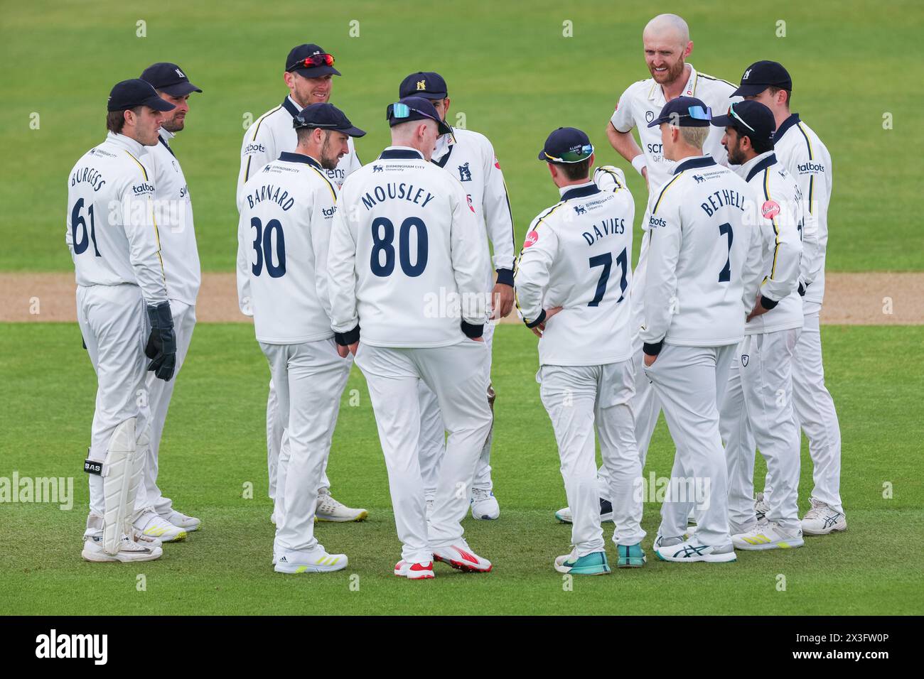 Nella foto, il Warwickshire celebra il wicket di Haseeb Hameed of Notts CCC, scattato a Birmingham, Regno Unito il 26 aprile 2024, per vendite editoriali pu Foto Stock