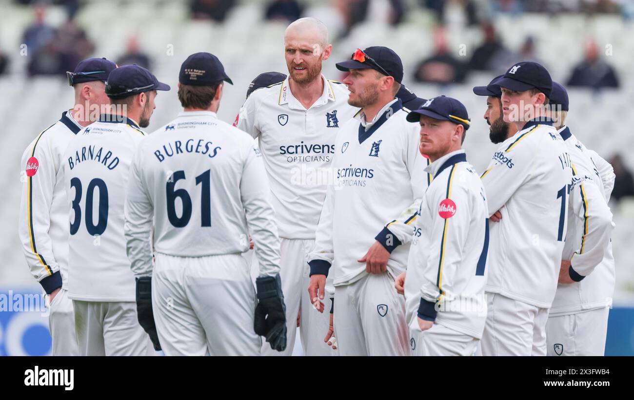 Nella foto è Olly Hannon-Dalby del Warwickshire (telecamera rivolta al centro) con i compagni di squadra dopo il licenziamento di Ben Slater per 65 corse effettuate a Birmin Foto Stock