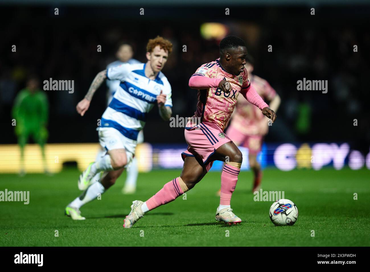 LONDRA, Regno Unito - 26 aprile 2024: Wilfried Gnonto del Leeds United in azione durante la partita del campionato EFL tra Queens Park Rangers FC e Leeds United al Loftus Road Stadium (credito: Craig Mercer/ Alamy Live News) Foto Stock