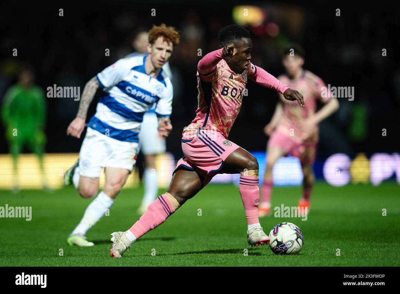 LONDRA, Regno Unito - 26 aprile 2024: Wilfried Gnonto del Leeds United in azione durante la partita del campionato EFL tra Queens Park Rangers FC e Leeds United al Loftus Road Stadium (credito: Craig Mercer/ Alamy Live News) Foto Stock