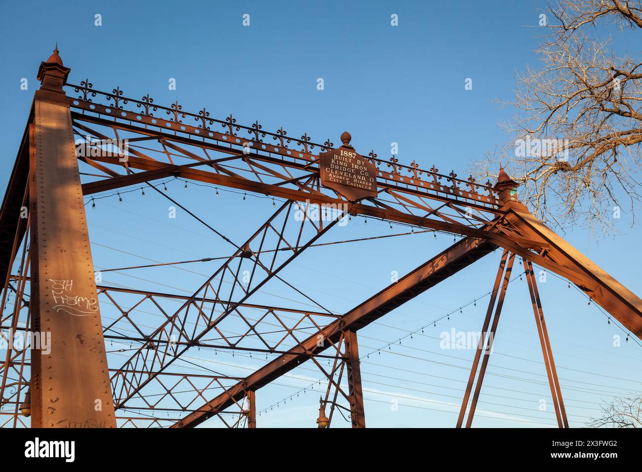 Un vecchio ponte in acciaio sul fiume Mississippi a Minneapolis, Minnesota. Foto Stock