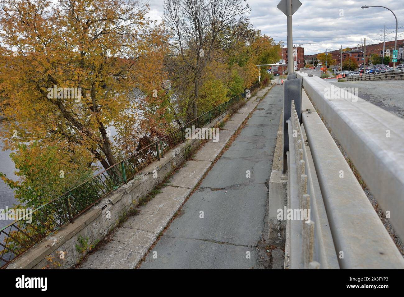 SHERBROOKE, QUEBEC, CANADA - 10 ottobre 2022 demolizione stradale. Demolizione del cavalcavia. Grandes Fourches Nord Street Foto Stock