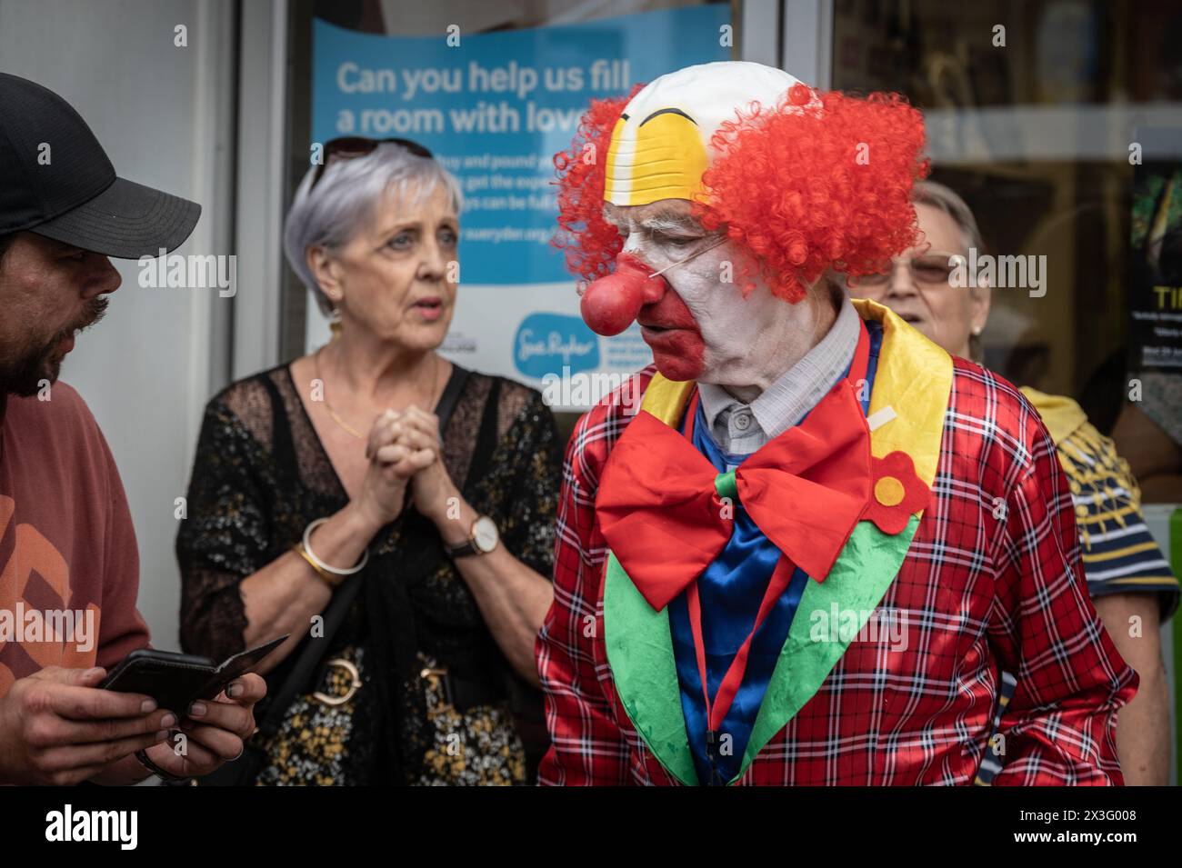 Clown tra la folla a Mazey Day, Penzance, Cornovaglia Foto Stock