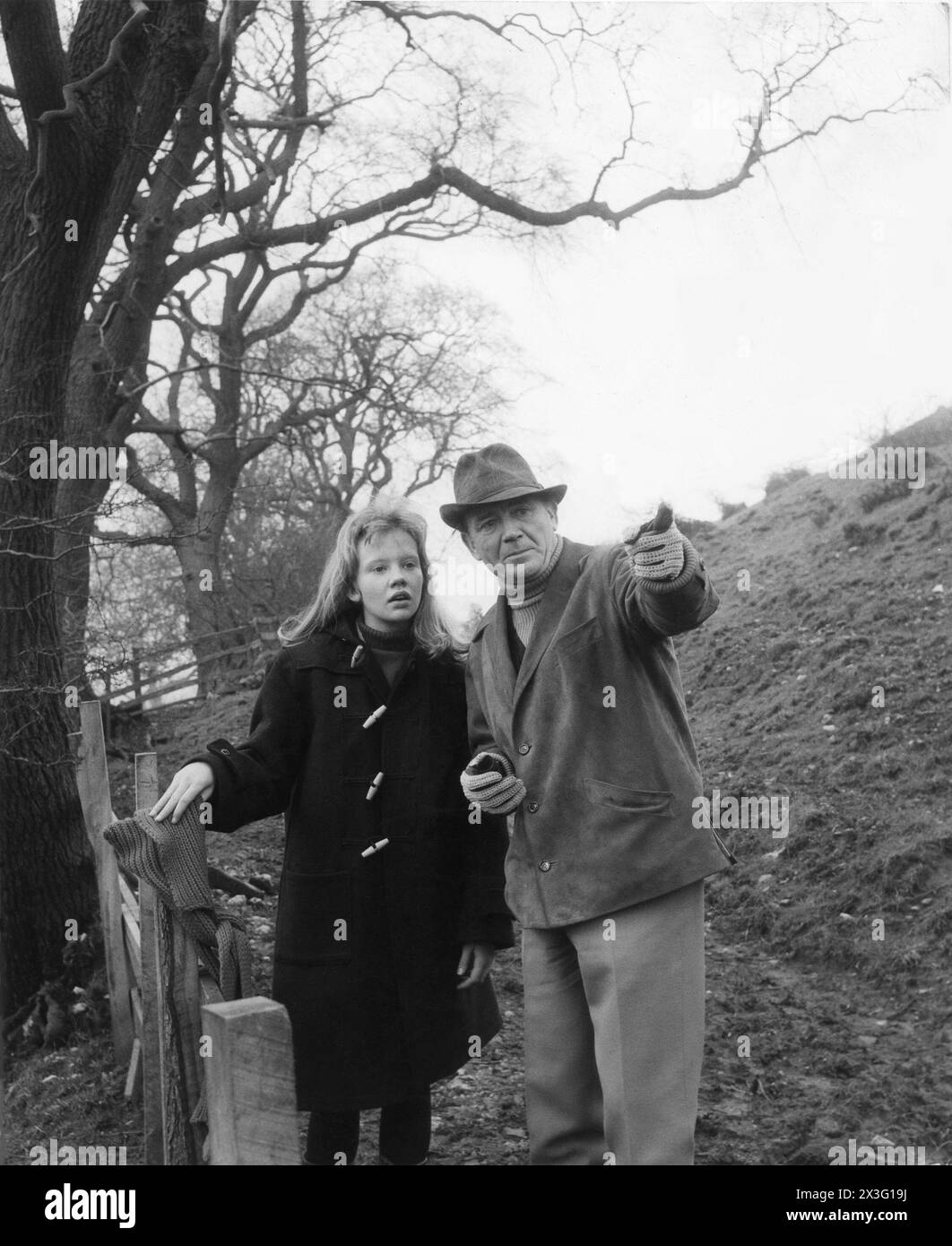 HAYLEY MILLS con suo padre JOHN MILLS sul posto nel Lancashire quando stava filmando FISCHIO AL VENTO 1961 regista BRYAN FORBES romanzo MARY HAYLEY BELL Music MALCOLM ARNOLD Cinematography ARTHUR IBBETSON prodotto da RICHARD ATTENBOROUGH Beaver Pictures / Allied Film Makers / Rank Film Distributors Foto Stock