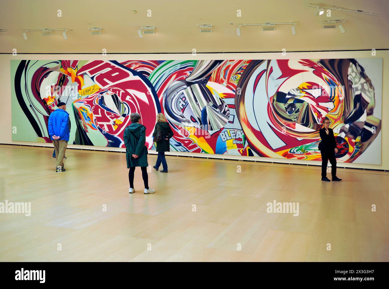 I visitatori possono ammirare il dipinto dell'artista James Rosenquist al Museo Guggenheim di Bilbao, Spagna, Europa Foto Stock