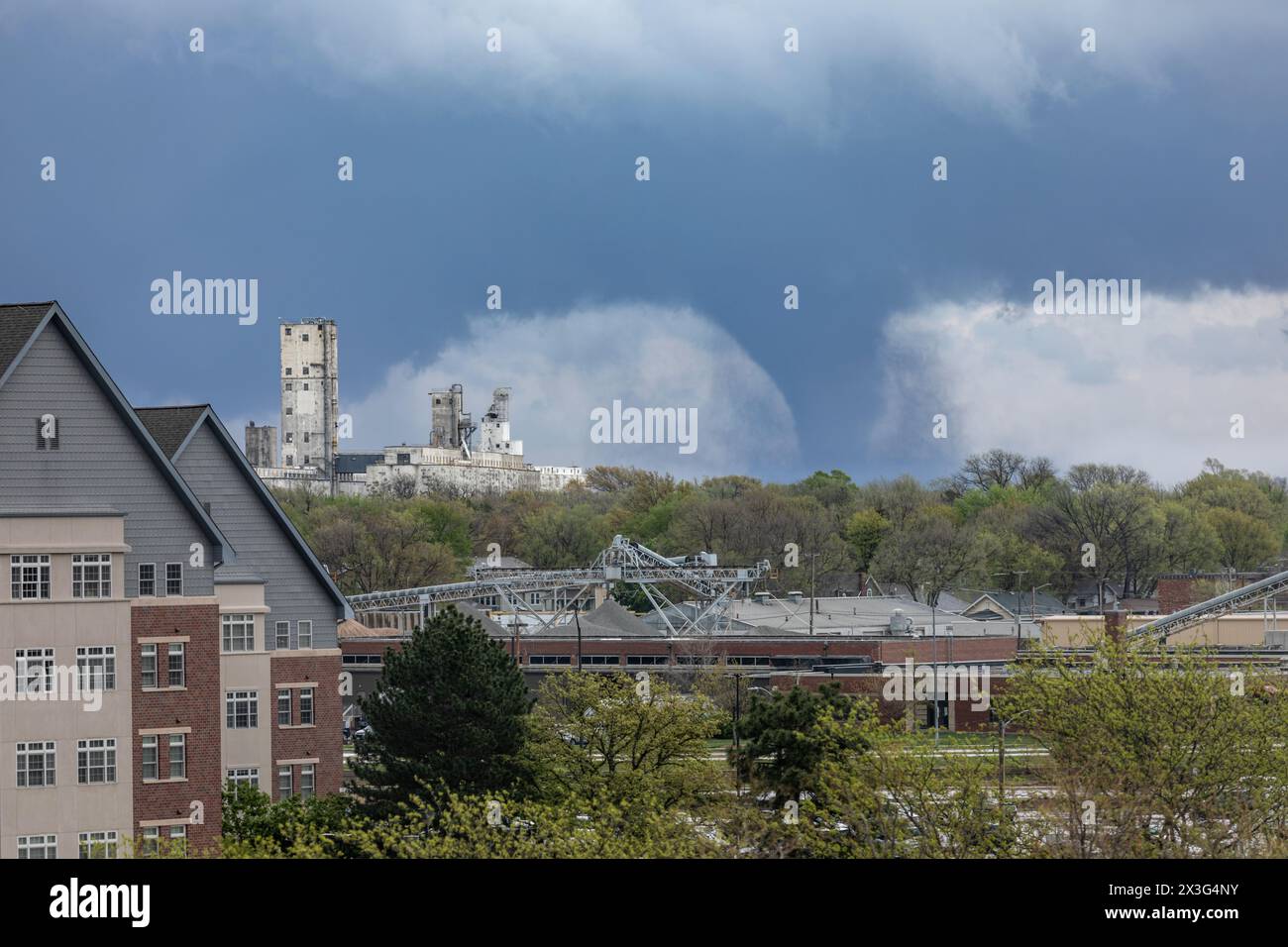 Un imbuto tornado che si trova tra Lincoln e Waverly, Nebraska, può essere visto vicino agli appartamenti e un ascensore per il grano a Lincoln, Nebraska. Foto Stock