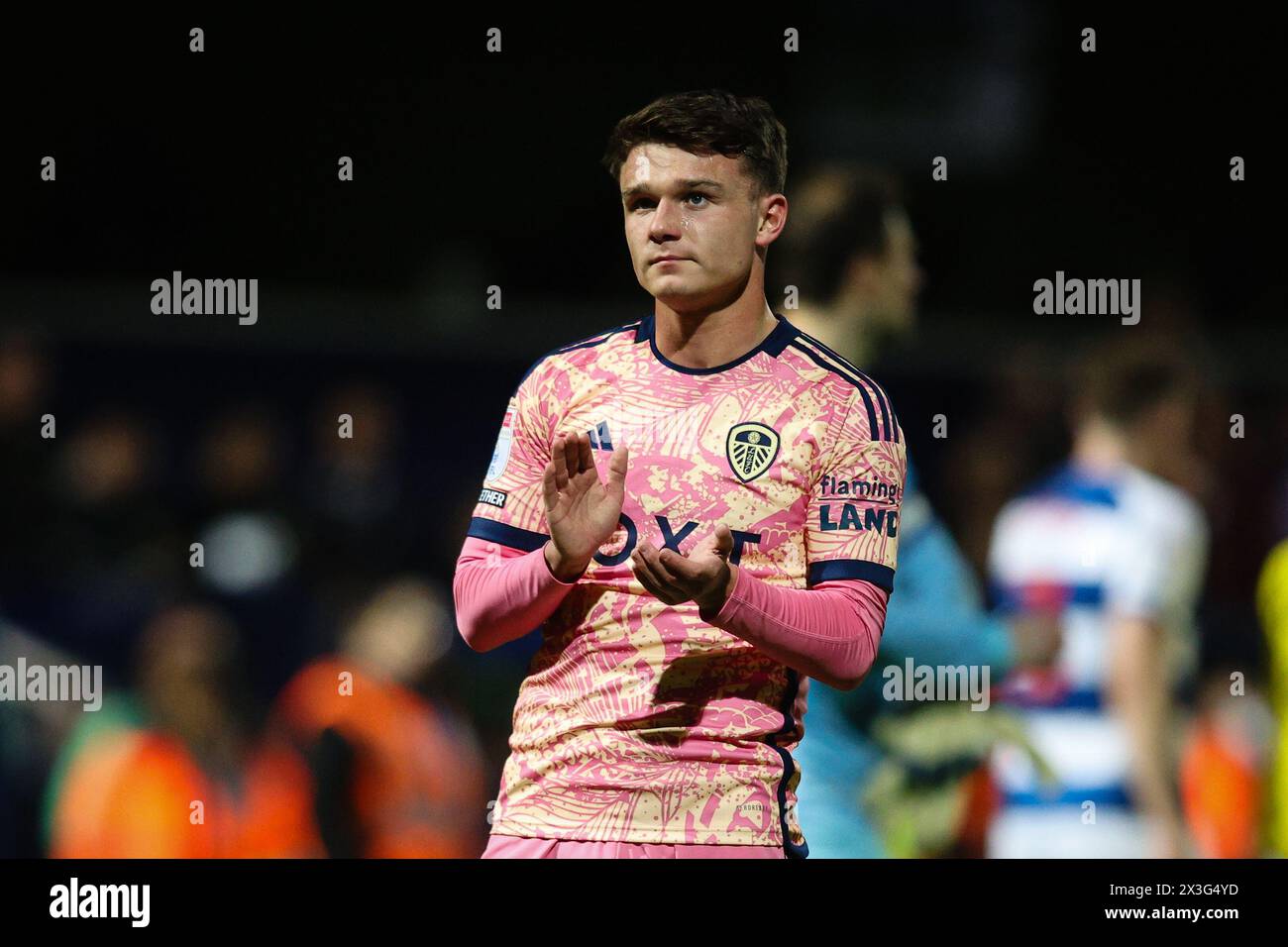 LONDRA, Regno Unito - 26 aprile 2024: Jamie Shackleton del Leeds United applaude i tifosi dopo la partita del campionato EFL tra il Queens Park Rangers FC e il Leeds United al Loftus Road Stadium (credito: Craig Mercer/ Alamy Live News) Foto Stock