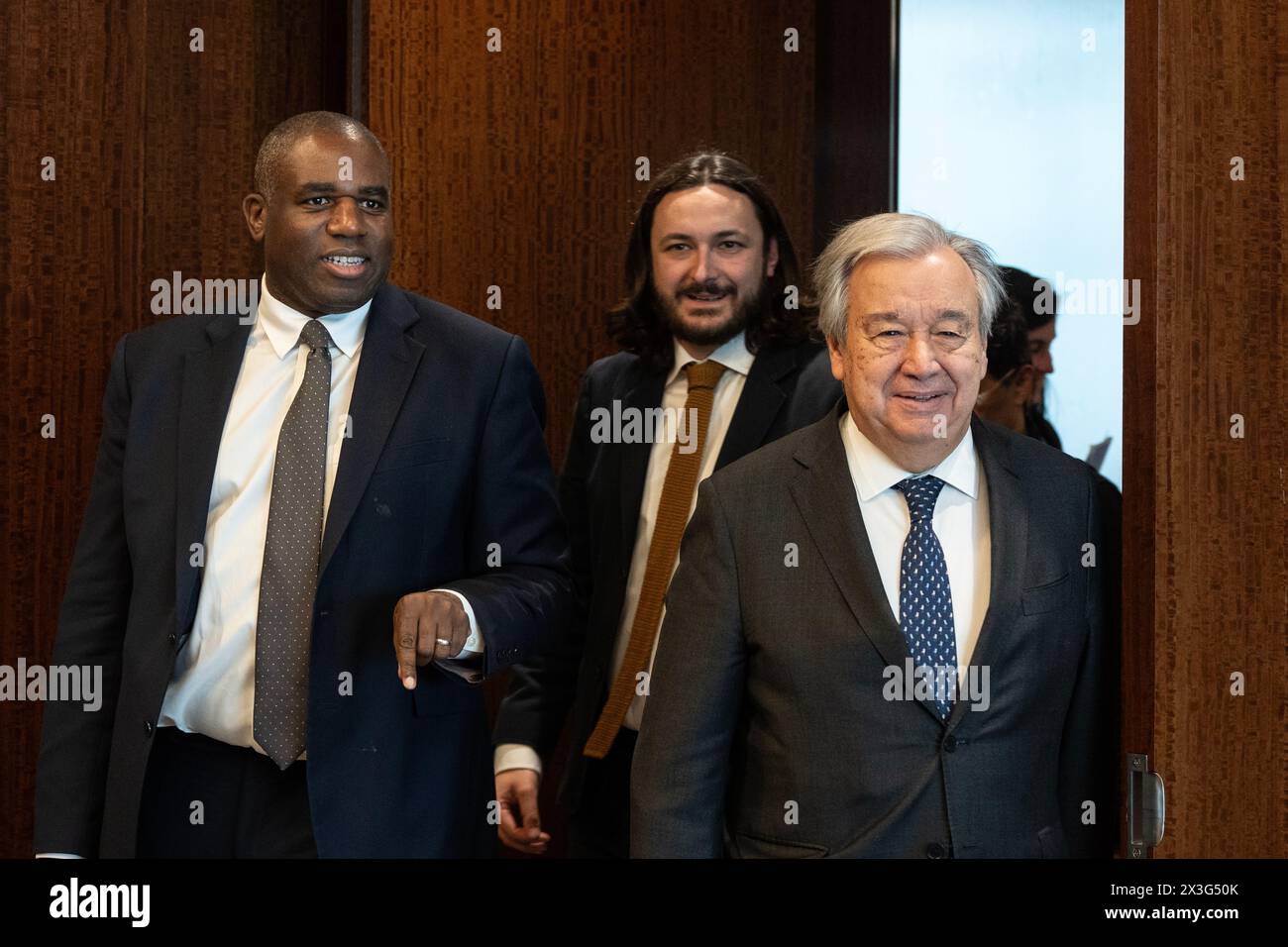 Il Segretario generale Antonio Guterres incontra il Segretario di Stato ombra per gli affari esteri del Regno Unito David Lammy presso la sede delle Nazioni Unite a New York il 26 aprile 2024 Foto Stock