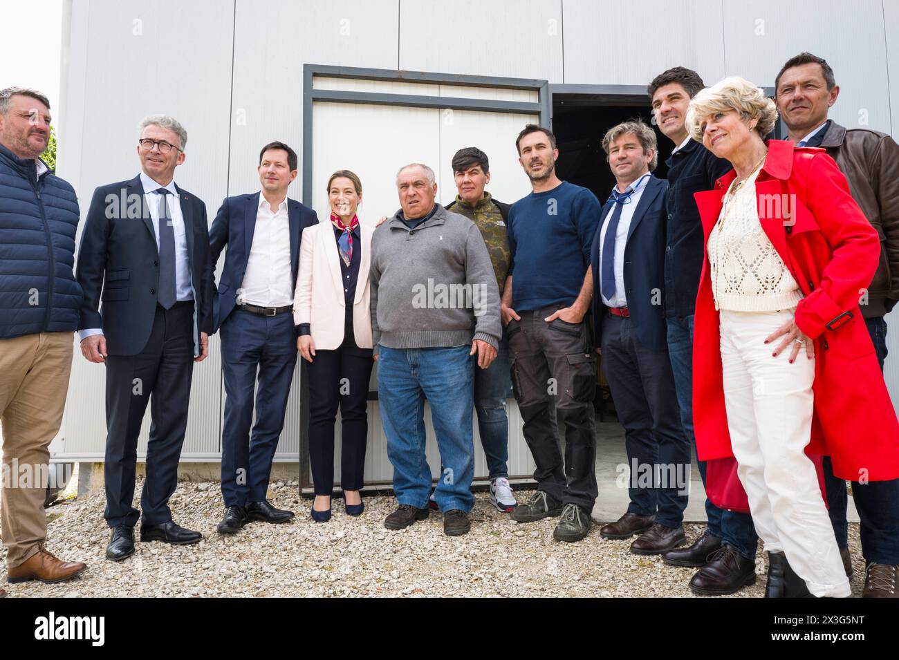 Elezioni europee. Francesco Xavier Bellamy, capo della lista LR per le elezioni europee del 2024, visita la regione di Lot. Visita sul campo per incontrare gli elettori, presso la cantina le Bout du Lieu, e scambiare con i rappresentanti dell'industria vinicola di Cahors, dopo gli episodi di gelo, con Aurelien Pradie, vice LR, e in alta Garonna con Celine Imart e Christophe Gomart. Francia, Saint-Vincent-Rive-d Olt 24 aprile 2024. Fotografia di Patricia Huchot-Boissier / Collectif DyF. Crediti: Patricia Huchot-Boissier / Collectif DyF / Alamy Live News Foto Stock