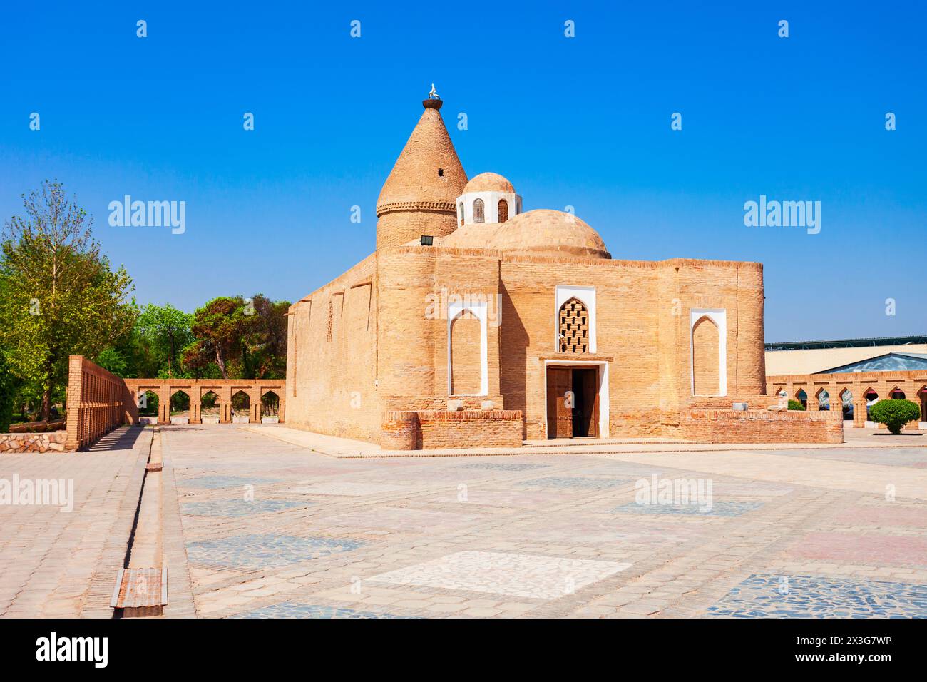 Chashma Ayub Mausoleum si trova a Bukhara, in Uzbekistan, vicino al Mausoleo Samanide Foto Stock