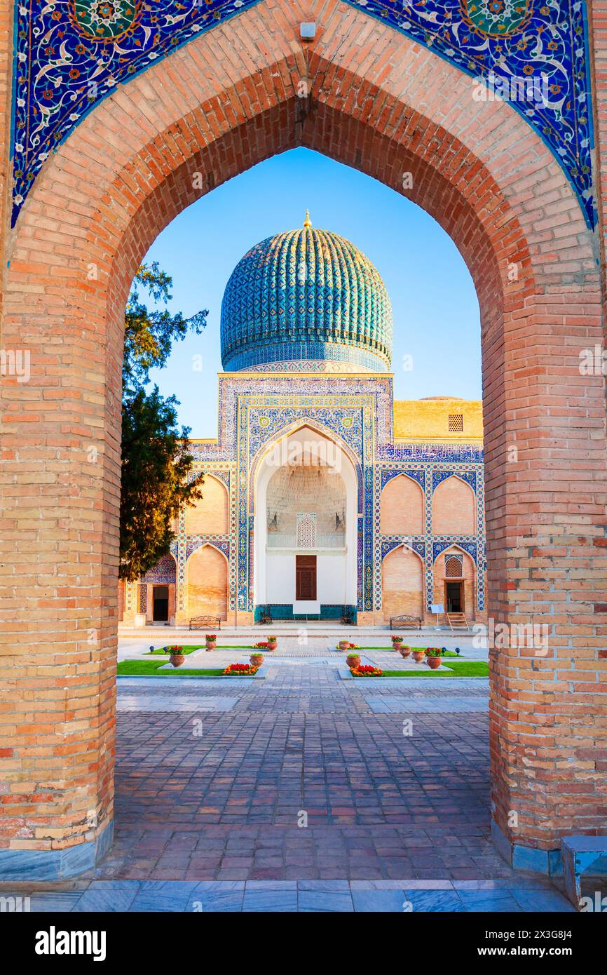 Guri Amir o Gur Emir è un mausoleo del conquistatore mongolo Amir Temur o Tamarlane a Samarkand, Uzbekistan al tramonto Foto Stock