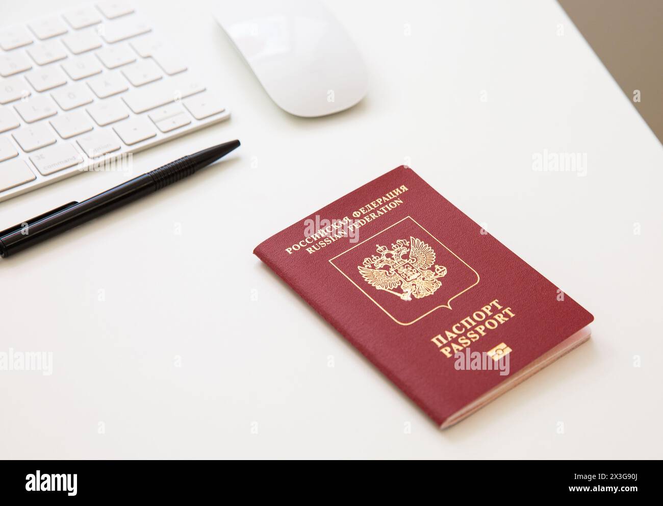 Primo piano di un passaporto russo su un tavolo bianco Foto Stock