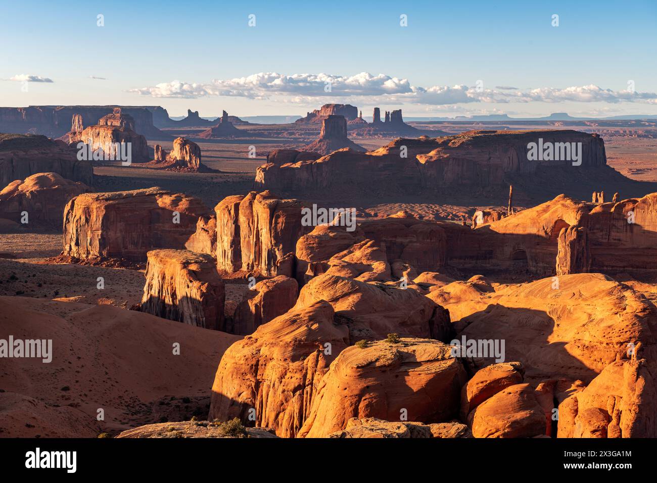 L'aspra Monument Valley a Hunt's Mesa con le iconiche formazioni butte, guglie e mitten utilizzate come sfondo in molti vecchi film western. Foto Stock