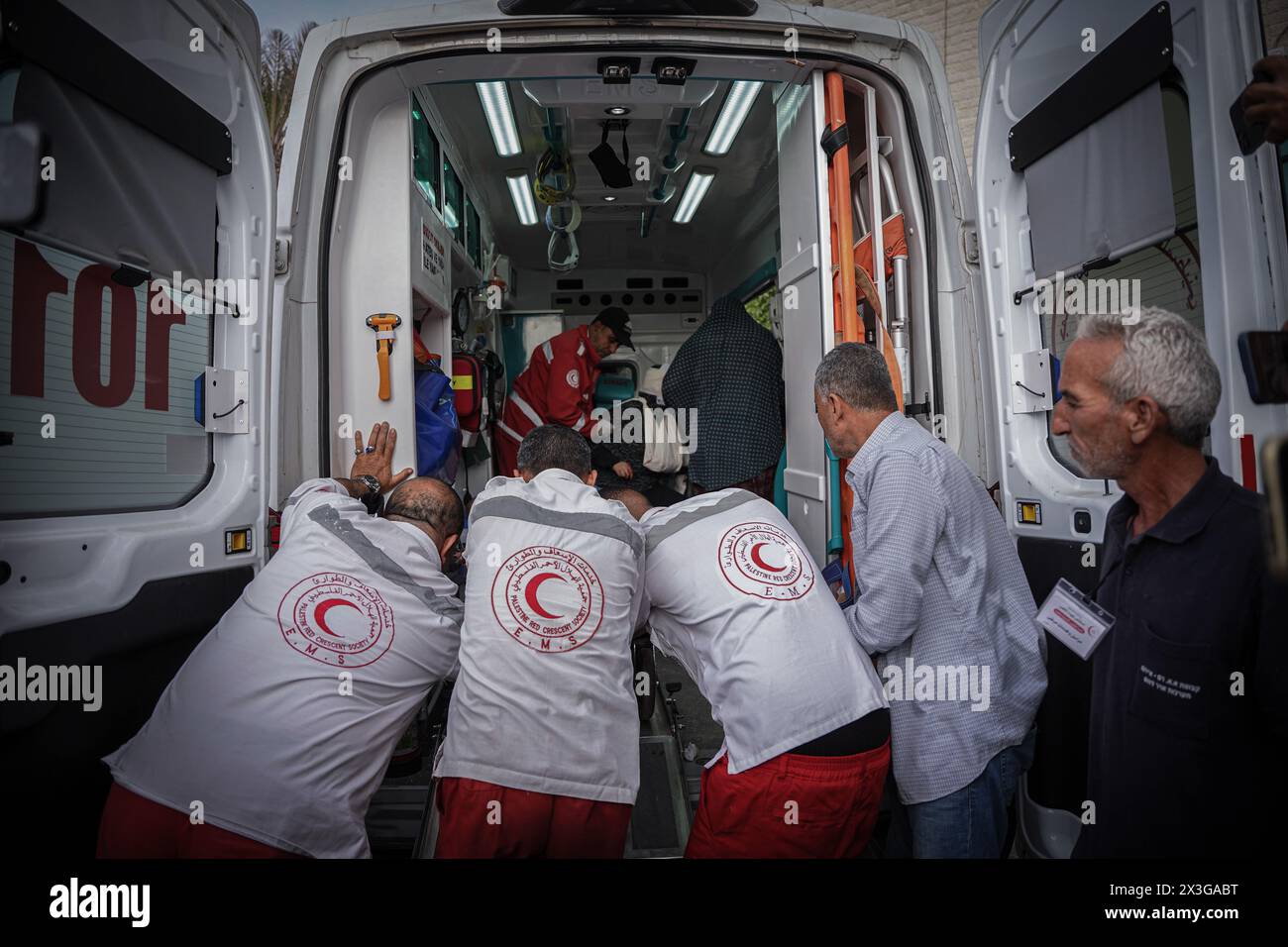 Gaza, Gaza, Palestina. 26 aprile 2024. Il personale dell'ambulanza trasporta lesioni dall'interno dell'ambulanza (immagine di credito: © Saher Alghorra/ZUMA Press Wire) SOLO PER USO EDITORIALE! Non per USO commerciale! Crediti: ZUMA Press, Inc./Alamy Live News Foto Stock