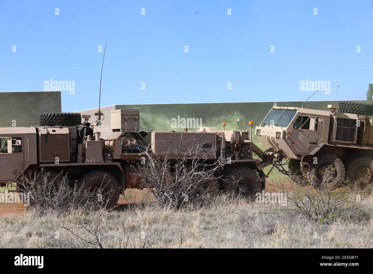 I soldati della 1404th Transportation Company utilizzano l'M-984 Hemitt Wrecker Truck per eseguire il recupero del veicolo mentre svolgono la loro missione logistica durante l'addestramento annuale presso l'installazione militare di Fort Huachuca a Sierra Vista, Arizona, il 16 aprile 2024. Il 1120th Transportation Battalion (TB), un'entità cruciale di supporto ai servizi di combattimento all'interno dell'esercito statunitense, si assume la responsabilità primaria per il movimento logistico del personale e dei materiali tramite camion, ferrovia, aria e mare. La formazione continua migliora la competenza individuale e l'efficacia collettiva, rafforzando l'Arizona National Guar Foto Stock