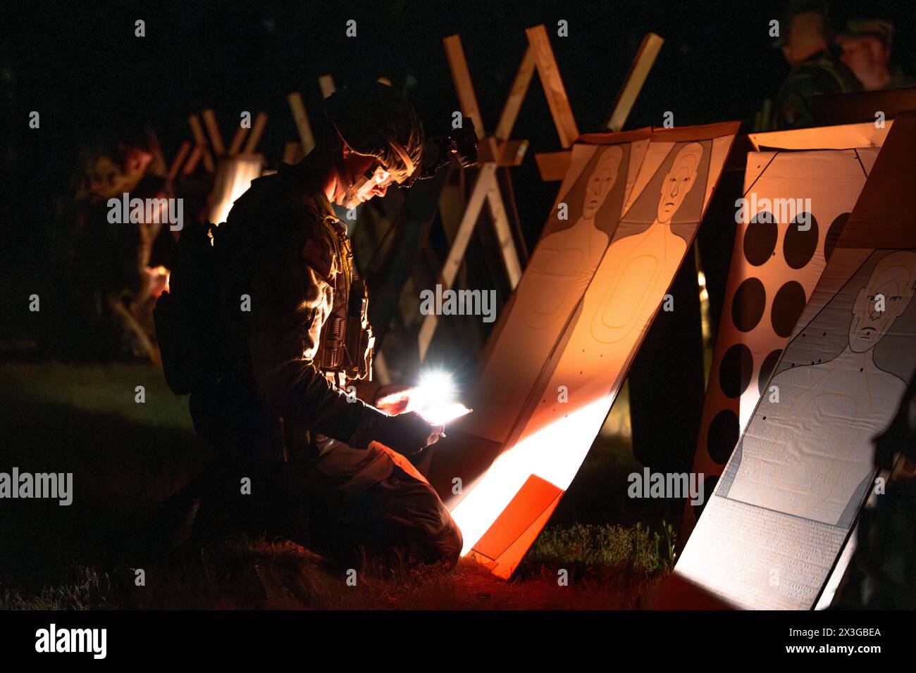 Il terzo giorno, i tiratori hanno testato le loro abilità durante la prima notte al 33° incontro annuale delle forze armate Skill at Arms Meeting (AFSAM), 23 aprile 2024, a Camp Joseph T. Robinson, Arca. AFSAM, ospitato dal National Guard marksmanship Training Center, è una competizione internazionale di tiro militare che promuove l'eccellenza del tiro, la prontezza militare e la cooperazione internazionale. (Foto della Guardia Nazionale dell'Arkansas del cadetto Alexander Chrisco) Foto Stock