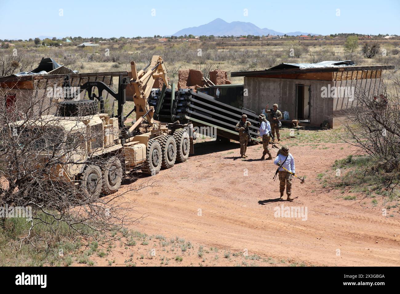 I soldati della 1404th Transportation Company lavorano insieme per adempiere i loro doveri logistici, in mezzo a forze di opposizione simulate, ritratte dalle truppe della 2220th Transportation Company, durante il loro addestramento annuale presso l'installazione militare di Fort Huachuca a Sierra Vista, Arizona, il 15 aprile 2024. Il 1120th Transportation Battalion (TB), un'entità cruciale di supporto ai servizi di combattimento all'interno dell'esercito statunitense, si assume la responsabilità primaria per il movimento logistico del personale e dei materiali tramite camion, ferrovia, aria e mare. Questo scenario sottolinea l'adattabilità e la prontezza di cui si sono basati Foto Stock