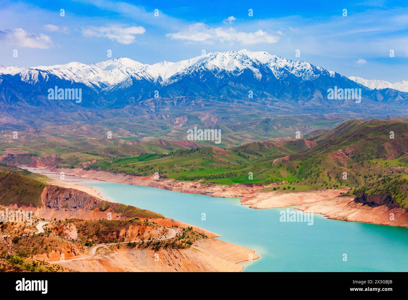 Pamir Mountains, vista dal bacino idrico di Hisorak vicino alla città di Shahrisabz in Uzbekistan Foto Stock