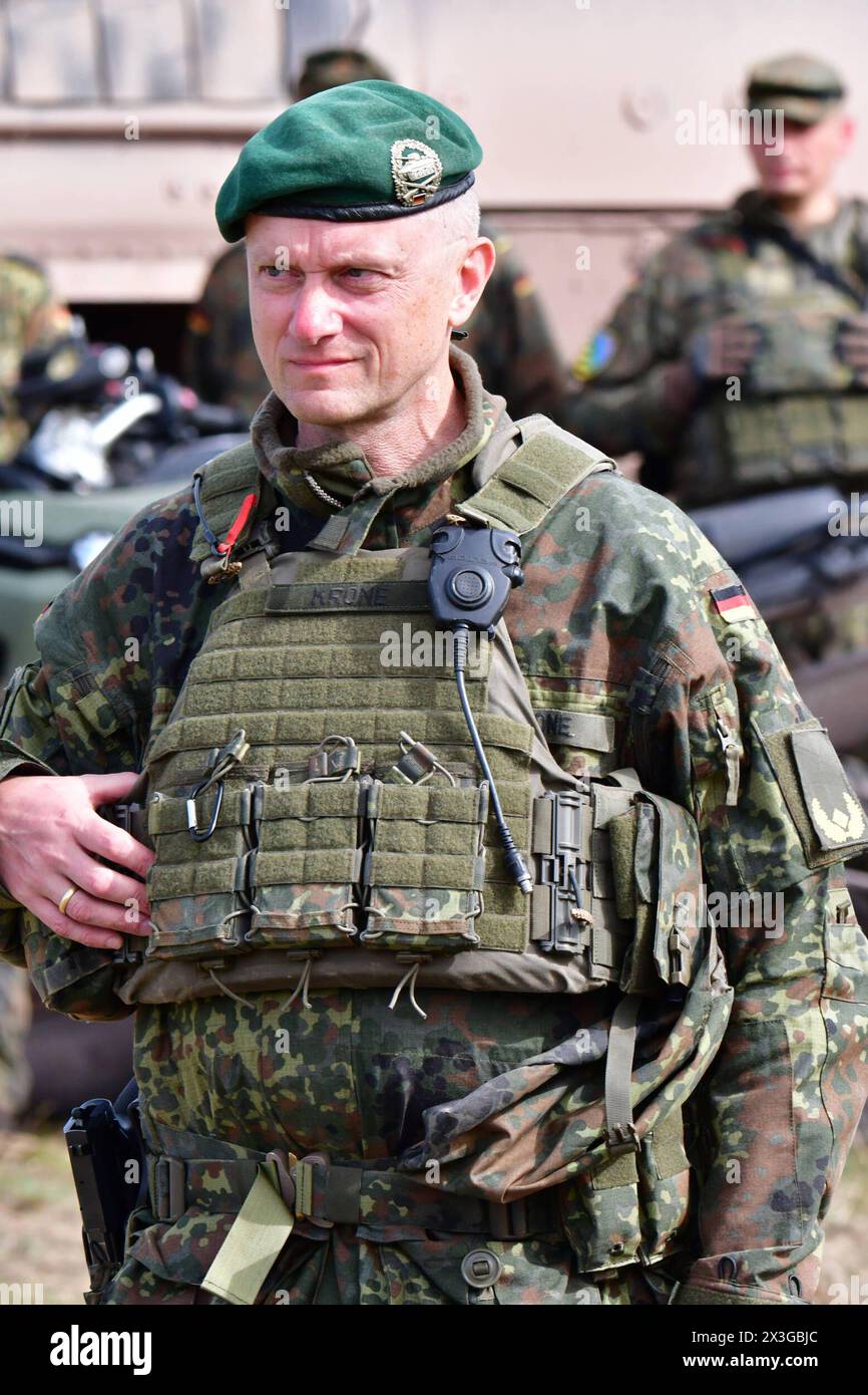 BrigadeGeneral Alexander Krone Kommandeur der Panzergrenadierbrigade 37 Freistaat Sachsen Das Bild zeigt BrigadeGeneral Alexander Krone, Kommandeur der Panzergrenadierbrigade 37 Freistaat Sachsen , während der Gefechtsübungszentrum Wettiner Schwert im Übung des Heeres in der Letzlinger Heide. Diese Übung gehört zur deutschen Übungsreihe Quadriga, welcher wiederum in die NATO-Übung Steadfast Defender eingebunden ist. Generale Krone ist als neuer Kommandeur der Kommando Spezial Kräfte, kurz KSK im Gespräch. Letzlingen Sachsen-Anhalt Germania *** generale di brigata Alexander Krone comandante di Panze Foto Stock