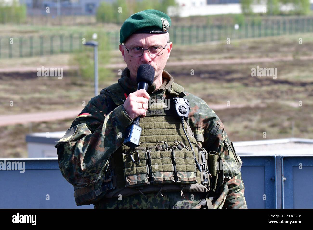 BrigadeGeneral Alexander Krone Kommandeur der Panzergrenadierbrigade 37 Freistaat Sachsen Das Bild zeigt BrigadeGeneral Alexander Krone, Kommandeur der Panzergrenadierbrigade 37 Freistaat Sachsen , während der Gefechtsübungszentrum Wettiner Schwert im Übung des Heeres in der Letzlinger Heide. Diese Übung gehört zur deutschen Übungsreihe Quadriga, welcher wiederum in die NATO-Übung Steadfast Defender eingebunden ist. Generale Krone ist als neuer Kommandeur der Kommando Spezial Kräfte, kurz KSK im Gespräch. Letzlingen Sachsen-Anhalt Germania *** generale di brigata Alexander Krone comandante di Panze Foto Stock