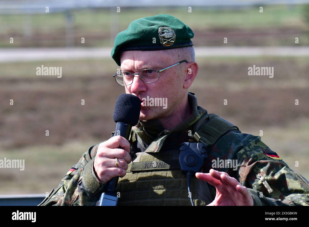 BrigadeGeneral Alexander Krone Kommandeur der Panzergrenadierbrigade 37 Freistaat Sachsen Das Bild zeigt BrigadeGeneral Alexander Krone, Kommandeur der Panzergrenadierbrigade 37 Freistaat Sachsen , während der Gefechtsübungszentrum Wettiner Schwert im Übung des Heeres in der Letzlinger Heide. Diese Übung gehört zur deutschen Übungsreihe Quadriga, welcher wiederum in die NATO-Übung Steadfast Defender eingebunden ist. Generale Krone ist als neuer Kommandeur der Kommando Spezial Kräfte, kurz KSK im Gespräch. Letzlingen Sachsen-Anhalt Germania *** generale di brigata Alexander Krone comandante di Panze Foto Stock