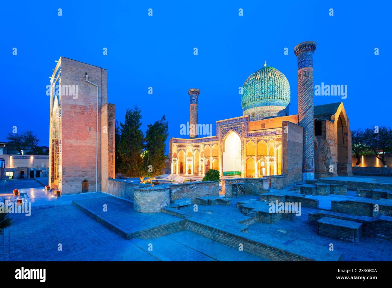 Guri Amir o Gur Emir è un mausoleo del conquistatore mongolo Amir Temur o Tamarlane a Samarkand, Uzbekistan di notte Foto Stock