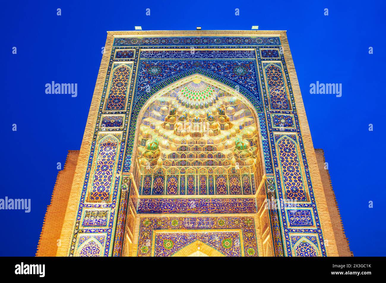 Guri Amir o Gur Emir è un mausoleo del conquistatore mongolo Amir Temur o Tamarlane a Samarkand, Uzbekistan di notte Foto Stock