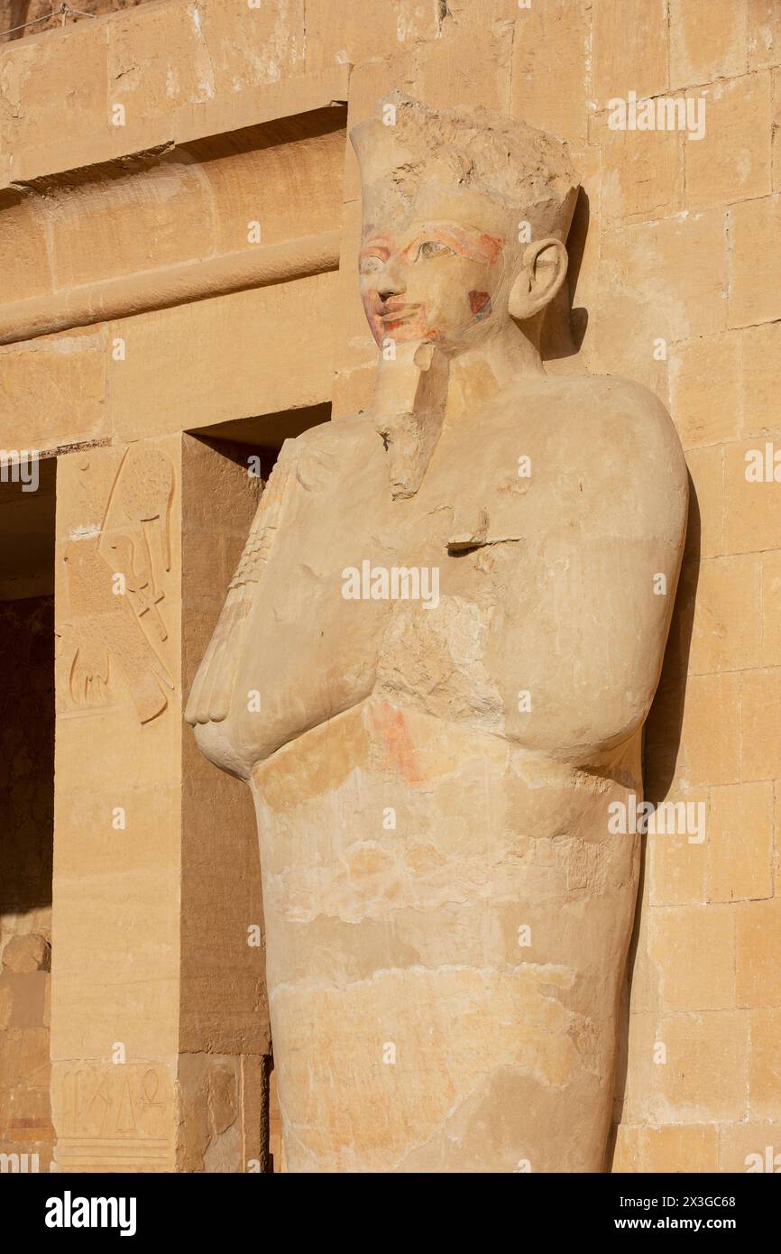 Una statua Osiride di Hatshepsut alla corte inferiore del Tempio Mortuario di Hatshepsut a Deir el-Bahari (Governatorato di Luxor), Egitto Foto Stock