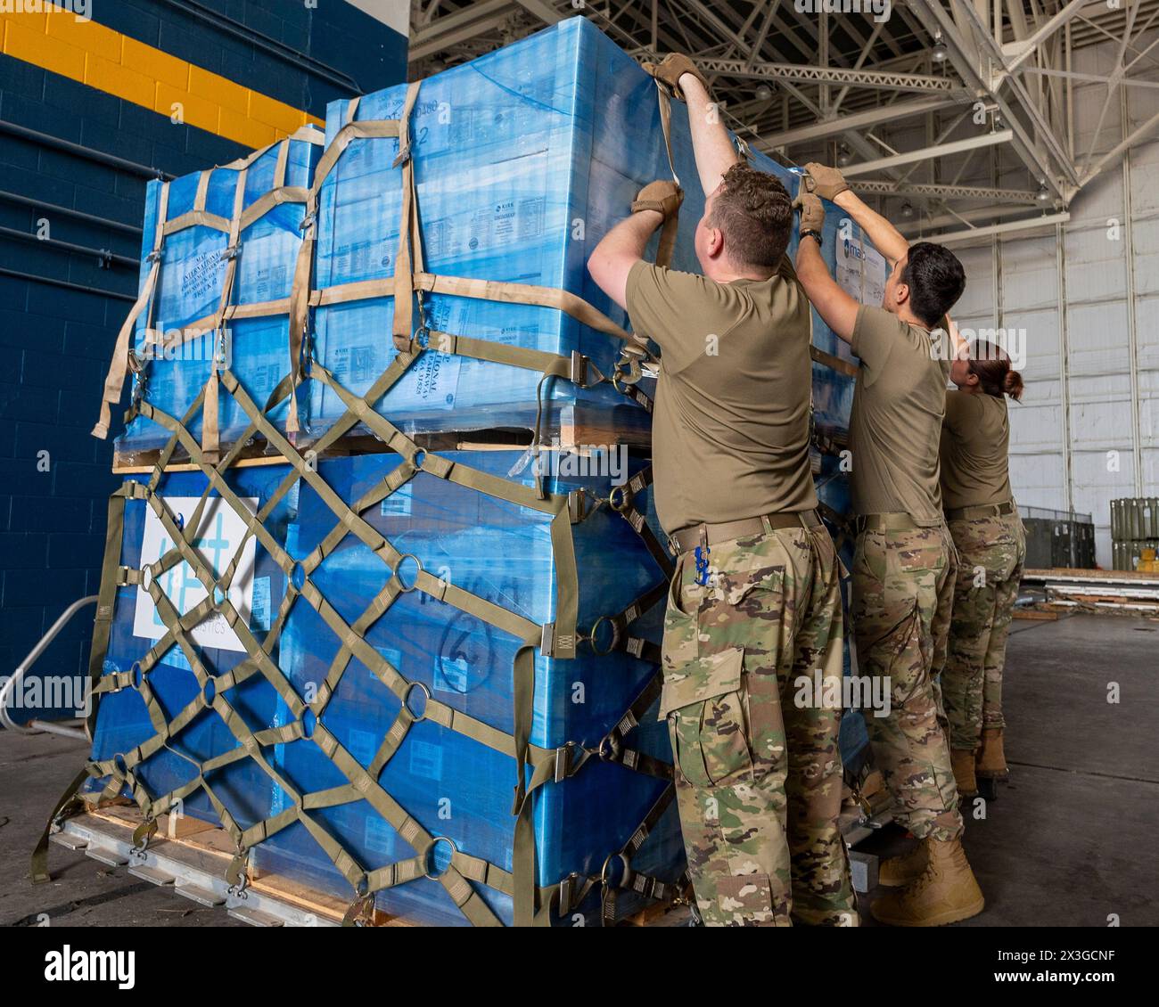 Homestead, Stati Uniti. 26 aprile 2024. I caricatori della U.S. Air Force mettono al sicuro pallet di aiuti umanitari e forniture mediche per Haiti prima di caricare nella stiva di carico di un aereo C-130J Super Hercules dell'Air Force presso la Homestead Air Reserve base, 26 aprile 2024, a Homestead, Florida. Le forniture di emergenza fornite dalle ONG sono state consegnate a Port-au-Prince. Credito: TSgt. Lionel Castellano/US Airforce Photo/Alamy Live News Foto Stock