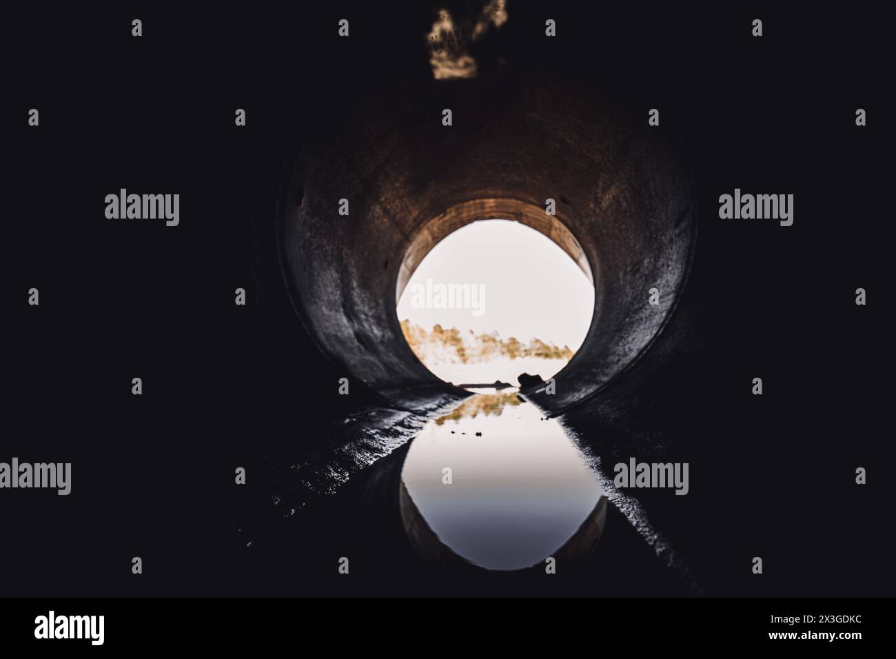 Misteriosa riflessione del tunnel in acqua Foto Stock