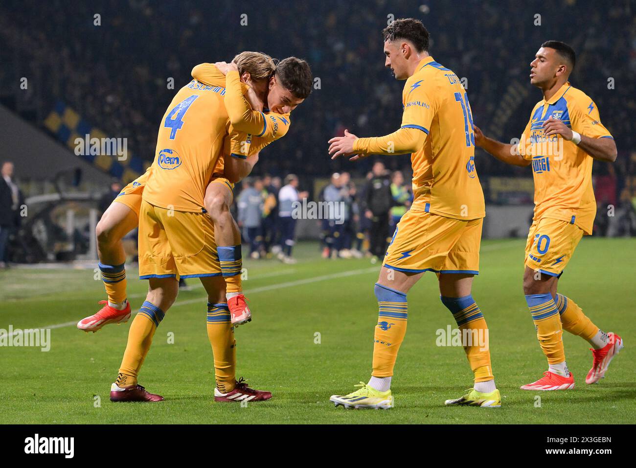 26 aprile 2024, Stadio Benito stirpe, Roma, Italia; calcio di serie A; Frosinone contro Salernitana; Marco Brescianini di Frosinone giubila con Matias Soule di Frosinone dopo aver segnato il gol 2-0 al 25° minuto Foto Stock