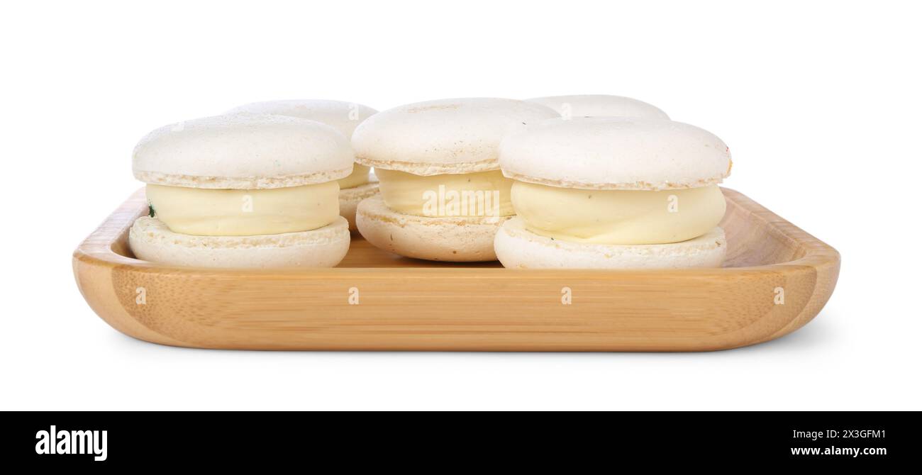 Deliziosi macaron dolci in piatto di legno isolato su bianco Foto Stock