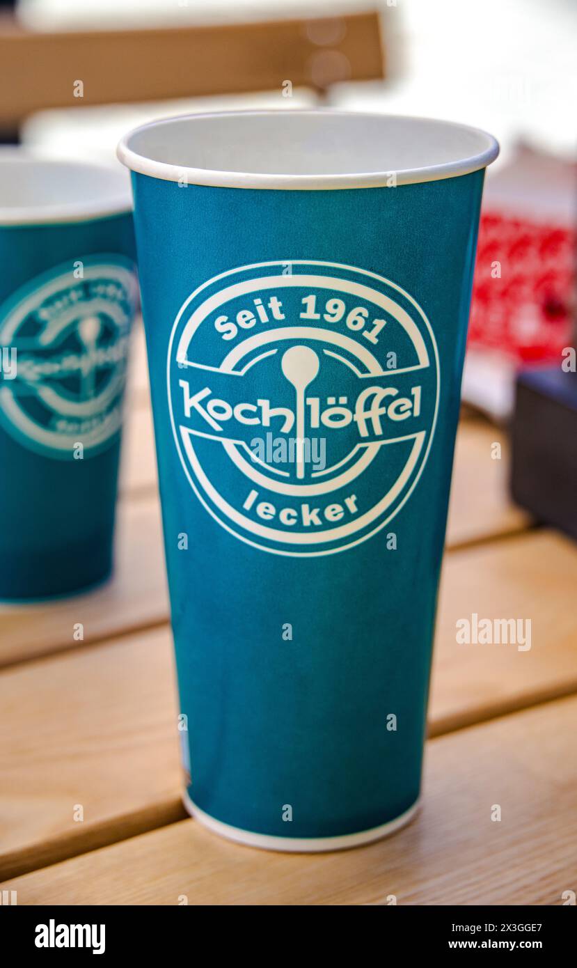 WERNIGERODE, GERMANIA - 5 settembre 2023: Tazza di cartone con il logo del cucchiaio da cucina KOCHLOEFFEL della catena di fast food. Foto Stock