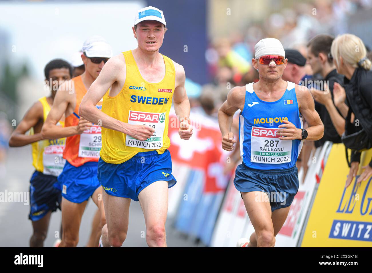 Archie Casteel (Svezia), Maxim Raileanu (Moldavia). Maratona maschile. Campionati europei di Monaco 2022. Foto Stock