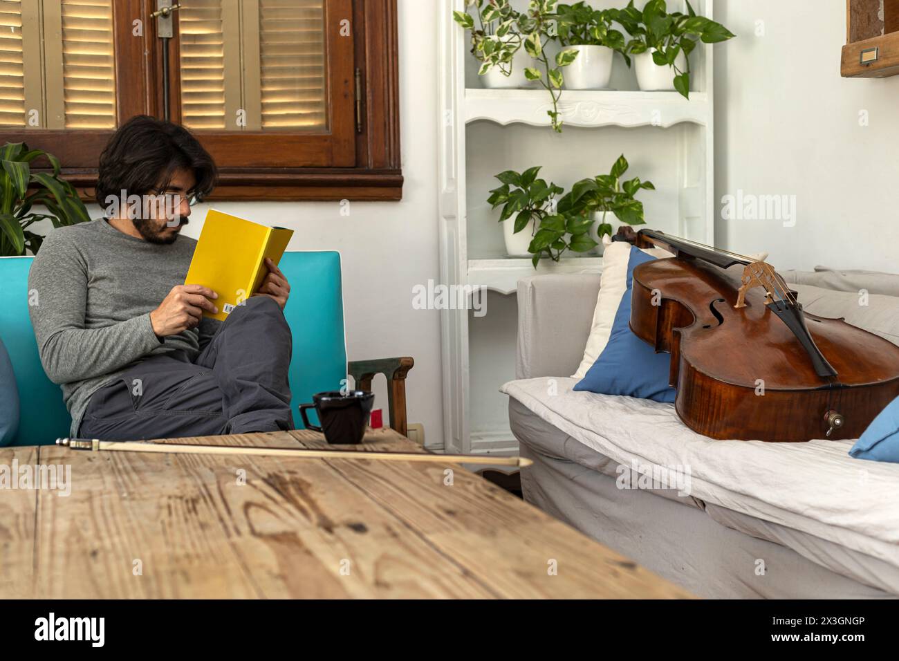 L'uomo musicista professionista latino-americano studia per la sua lezione di musica Foto Stock