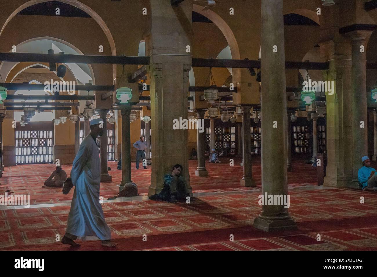 La Moschea al Azhar, considerata la più antica università del mondo, nel quartiere islamico del Cairo, in Egitto Foto Stock