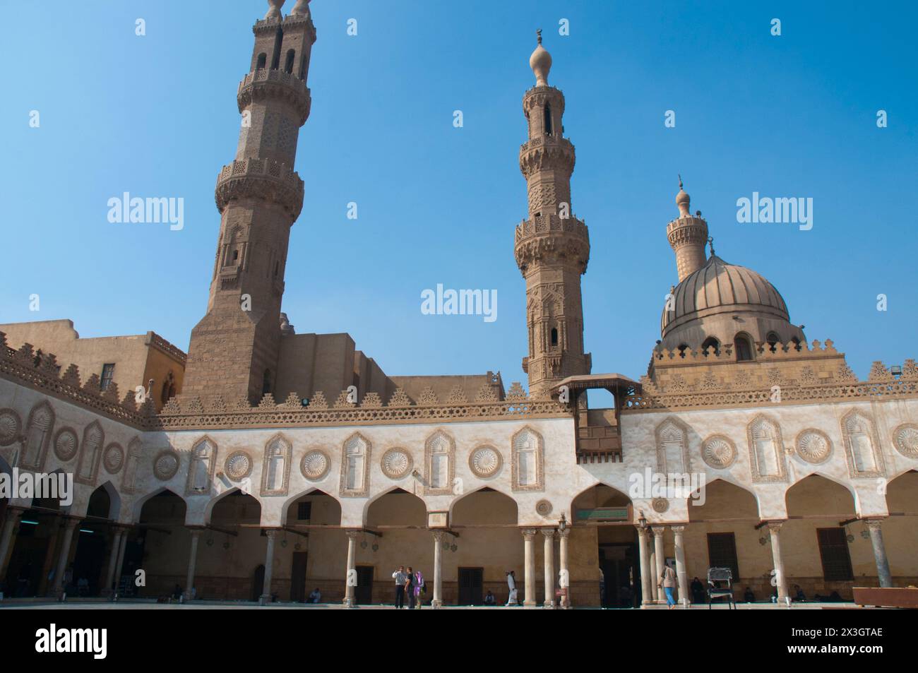 Cortile della Moschea al Azhar, considerata l'università più antica del mondo, nel quartiere islamico del Cairo, in Egitto Foto Stock