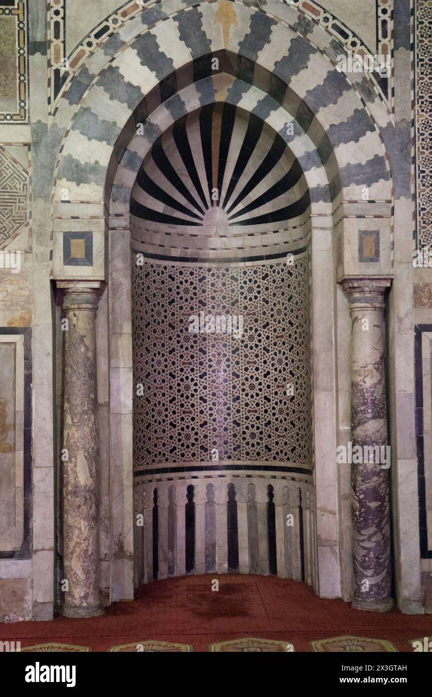 Mihrab della Moschea di al Azhar, considerata la più antica università del mondo, nel quartiere islamico del Cairo, in Egitto Foto Stock
