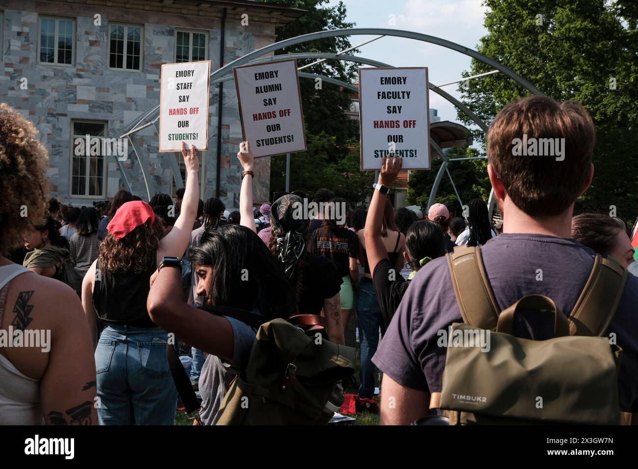 Atlanta, Georgia, Stati Uniti. 26 aprile 2024. I manifestanti della Emory University di Atlanta hanno dei cartelli che leggono la EMORY FACULTY DICONO DI lasciare LE MANI AI NOSTRI STUDENTI! durante una manifestazione e una marcia nel campus dell'università. La protesta si è tenuta in solidarietà con gli studenti universitari di tutti gli Stati Uniti chiedendo che le loro rispettive scuole divenissero risorse che contribuiscono all'assedio in corso da parte di Israele della Striscia di Gaza. (Credit Image: © John Arthur Brown/ZUMA Press Wire) SOLO PER USO EDITORIALE! Non per USO commerciale! Foto Stock