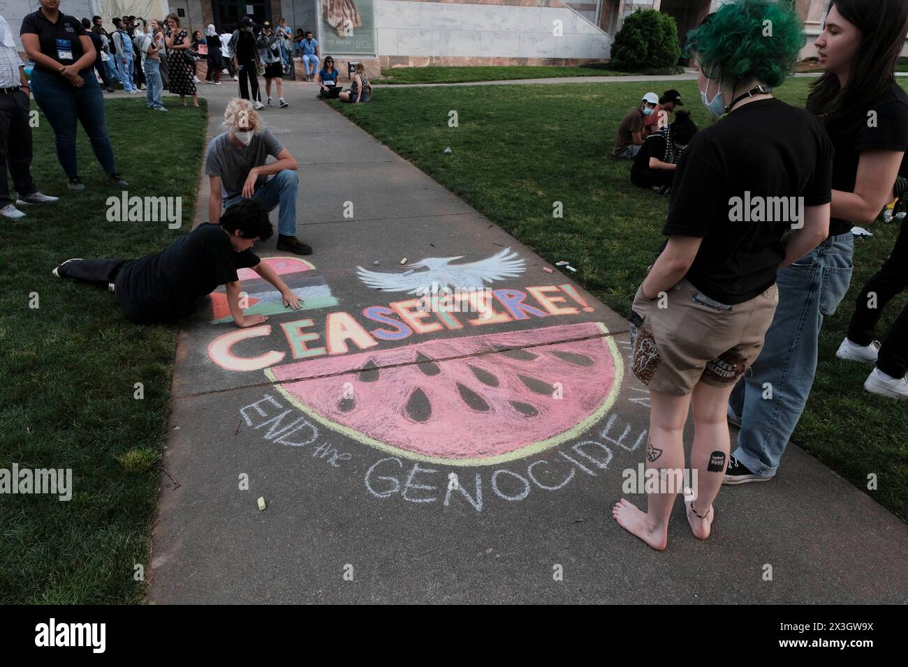 Atlanta, Georgia, Stati Uniti. 26 aprile 2024. I manifestanti della Emory University di Atlanta scrivono che IL CESSATE IL FUOCO PONE FINE AL GENOCIDIO sul marciapiede durante una manifestazione e una marcia tenutasi nel campus universitario. La protesta si è tenuta in solidarietà con gli studenti universitari di tutti gli Stati Uniti chiedendo che le loro rispettive scuole divenissero risorse che contribuiscono all'assedio in corso da parte di Israele della Striscia di Gaza. (Credit Image: © John Arthur Brown/ZUMA Press Wire) SOLO PER USO EDITORIALE! Non per USO commerciale! Foto Stock